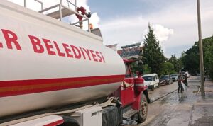 Kemer’de tozlu yollar yıkanıyor