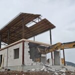 Nilüfer’de iki kaçak yapı yıkıldı