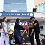 Öğrencilerin mezuniyet sevinci