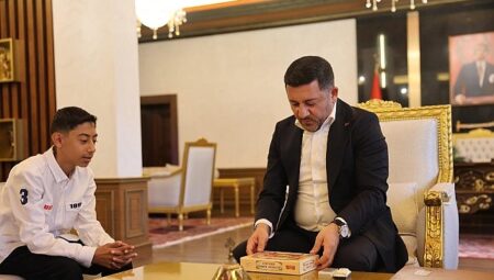 Rasim Başkan, Kitap Kurdu Eymen Açık’ı Belediyede Ağırladı