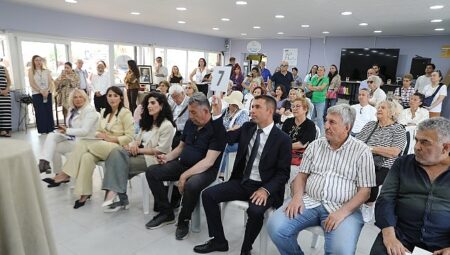 Seferihisar Belediyesi Üçüncü Yaş Üniversitesi’nin dönem sonu etkinliği, “Bir Çınar Bin Umut” temasıyla Sığacık Sosyal Tesisleri’nde yoğun katılımla gerçekleştirildi.