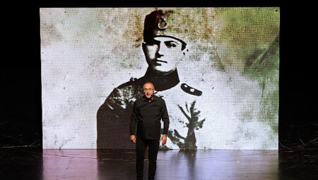 Sunay Akın’la Cumhuriyet Yolculuğu SKSM Sahnesi’nde