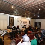İnegöl Belediyesi’nin Gitar Kursu Kursiyerleri Sertifikalarını Aldı
