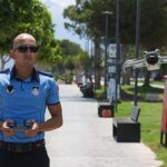 Büyükşehir zabıtası Konyaaltı Sahili’nde dron desteğiyle denetimlerini sürdürüyor