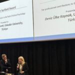 Politik psikolojinin en saygın ödülü Prof. Dr. Deniz Ülke Kaynak’a takdim edildi!