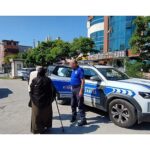 Büyükşehir Zabıtası yaşlı çifti yolda bırakmadı