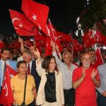 Karşıyaka Çarşısı 30 Ağustos’ta gelincik tarlasına dönüştü!