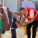 Türk Kızılay Gazze’de artan salgın hastalıklara karşı hijyen kiti ve temiz içme suyu dağıtıyor