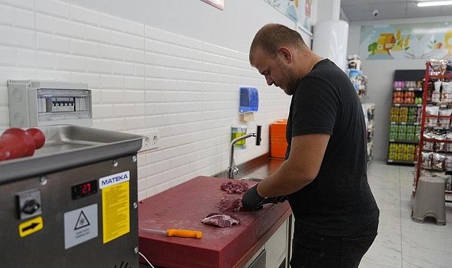 Burhaniye Belediyesi Halk Market ile vatandaşların bütçesine destek oluyor