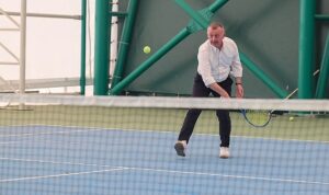 Büyükakın mesajını bu kez tenis kortundan verdi: ‘Kocaeli’de herkes, her sporu yapabiliyor’