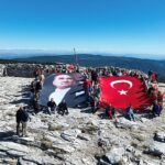 Edremit’in kurtuluşunun 104. yılında Sarıkız Zirvesi’nde bayrak yürüyüşü