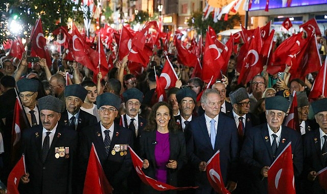 Karşıyaka’da 9 Eylül coşkusu sokakları kırmızı beyaza bürüdü