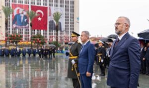 Cumhuriyet Bayramı kutlamaları çelenk sunma töreni ile başladı
