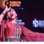 Salon doldu, vatandaşlar dışarıya taştı